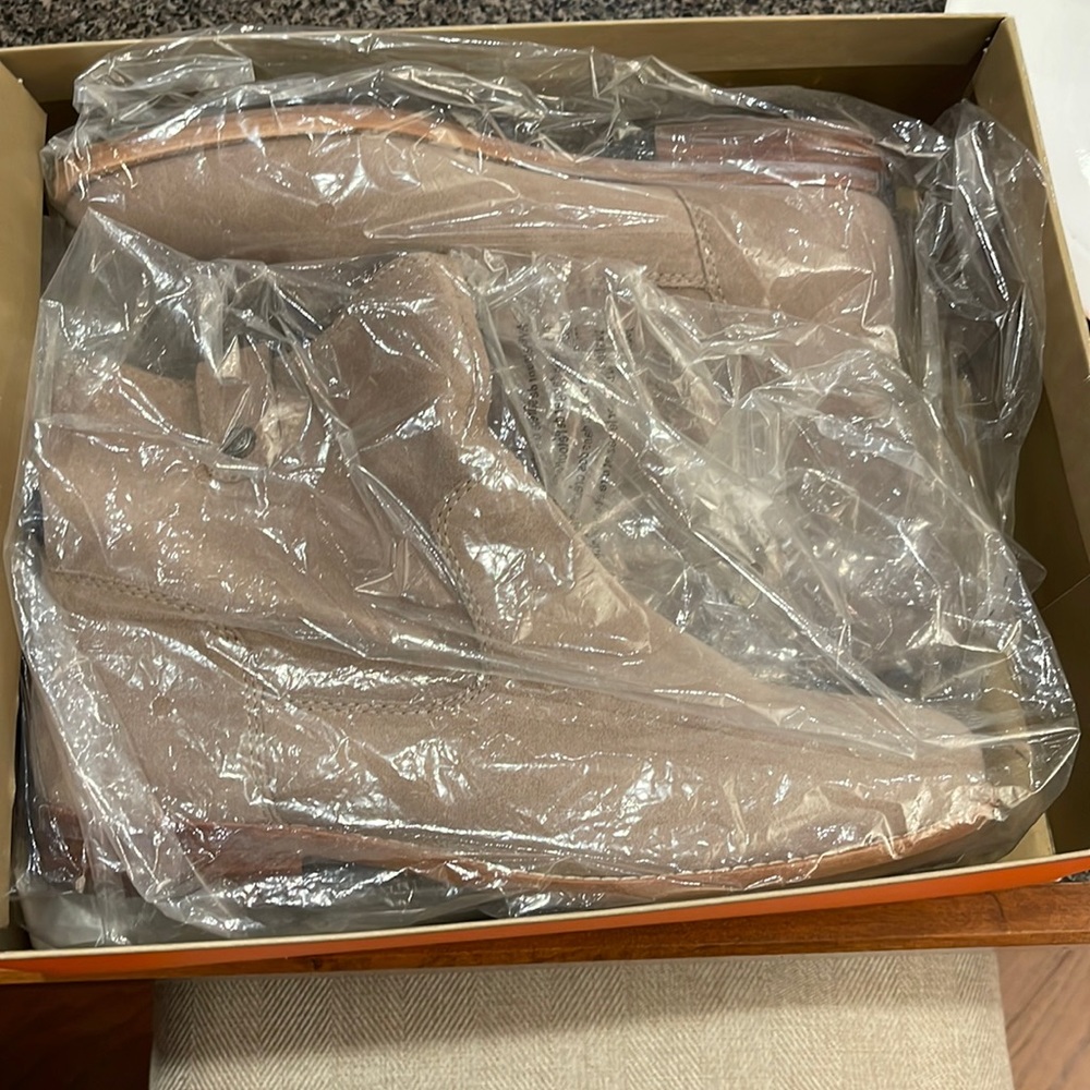 Brand new Arturo Chiang ankle boots